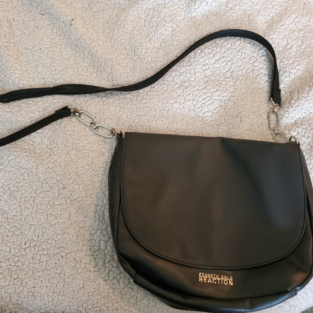 Kenneth Cole Reaction Black Crossbody Bag Sleek Minimalist Design